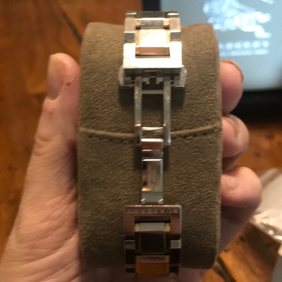 EUC Two-tone Burberry watch with date. - Picture 5 of 5